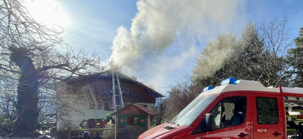 Allarme incendio, una grossa colonna di fumo dal tetto di un maso: vigili del fuoco impegnati a fermare le fiamme