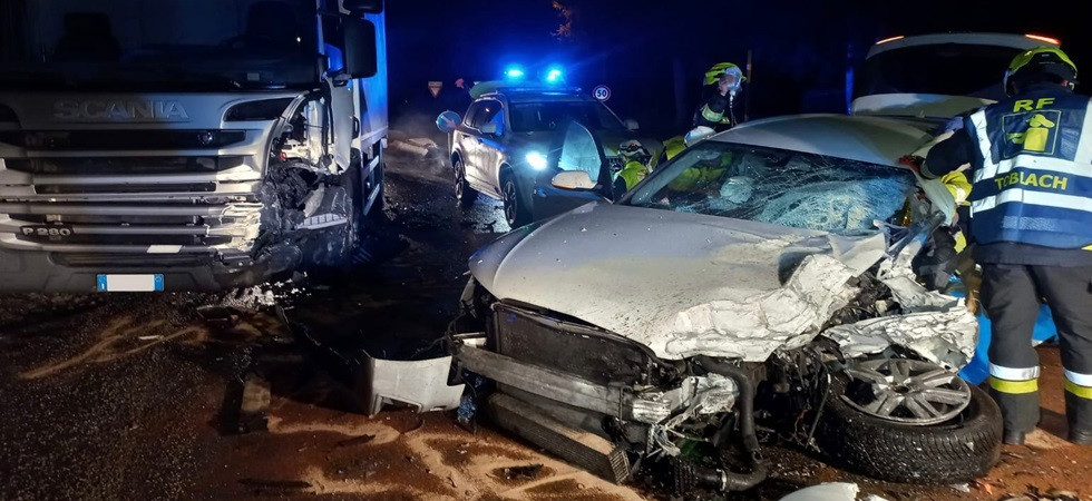 Violento scontro camion - auto all'alba: una persona trasportata d'urgenza in ospedale