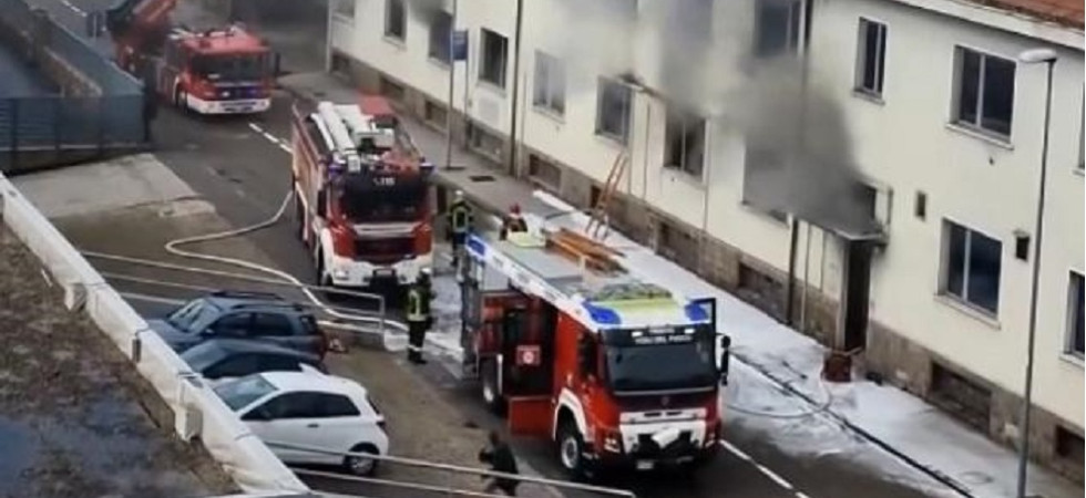 Incendio all'ex Atesina, i vigili del fuoco domano le fiamme
