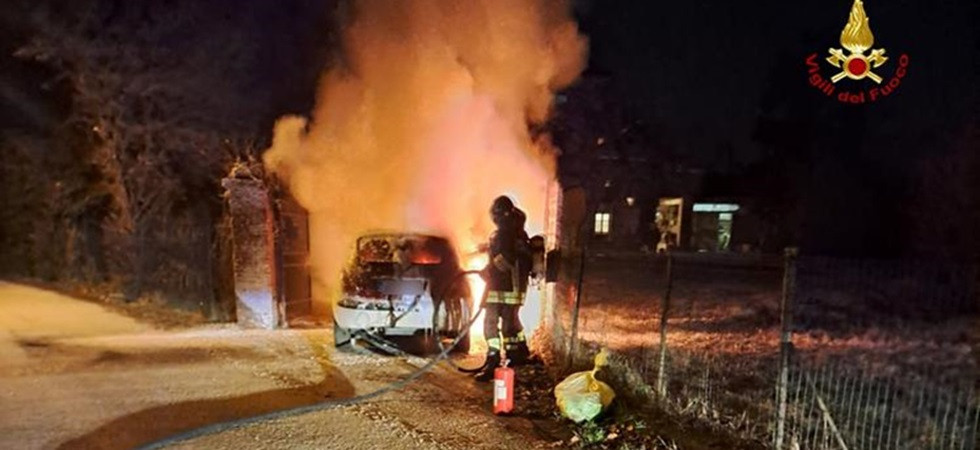 In fiamme un'auto nella notte: mezzo completamente distrutto, sul posto i vigili del fuoco