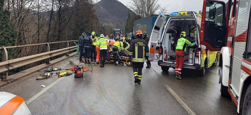 Tremendo schianto auto - camion, un 71enne estratto dalle lamiere e trasportato all'ospedale in gravissime condizioni