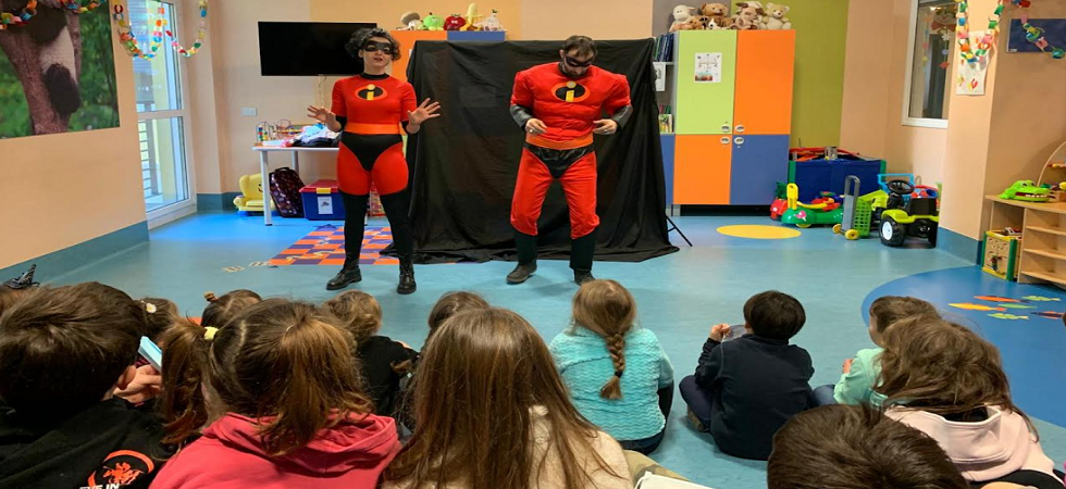 Festa di carnevale nel reparto di pediatria tra sorrisi e momenti di svago per i piccoli degenti e i bambini della scuola