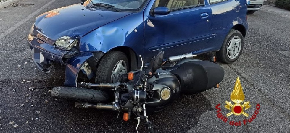 Violento scontro auto-moto, un ferito trasportato all'ospedale