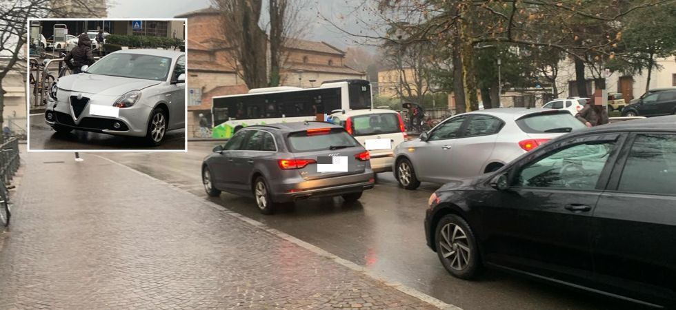 Tamponamento tra due auto: rallentamenti nella zona di piazza Dante