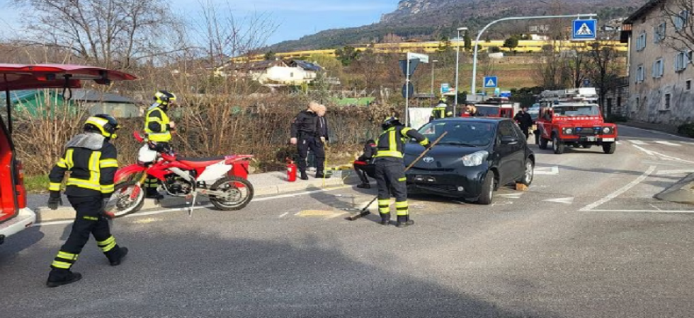 In sella alla sua moto 15enne viene tamponato su una rotatoria e finisce sbalzato sull'asfalto: brutto incidente in collina