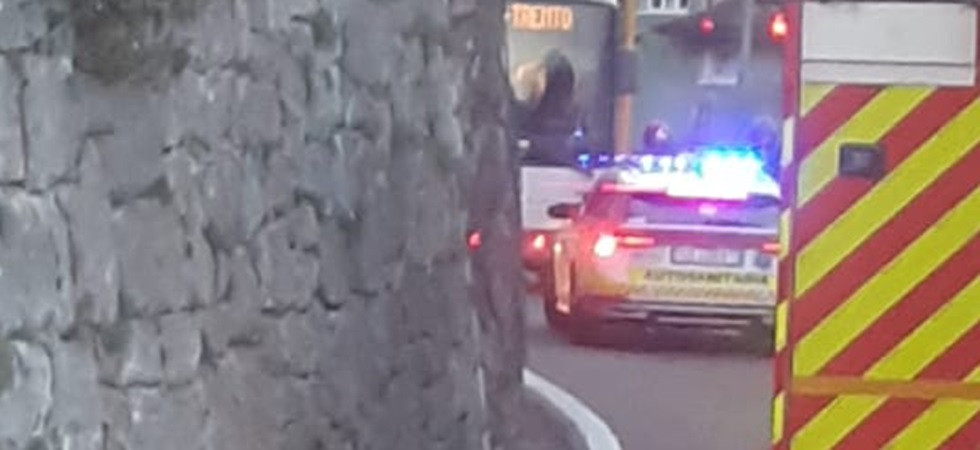 Perde il controllo dell'auto e finisce contro il muro, via Venezia in tilt a causa di un incidente: code e rallentamenti