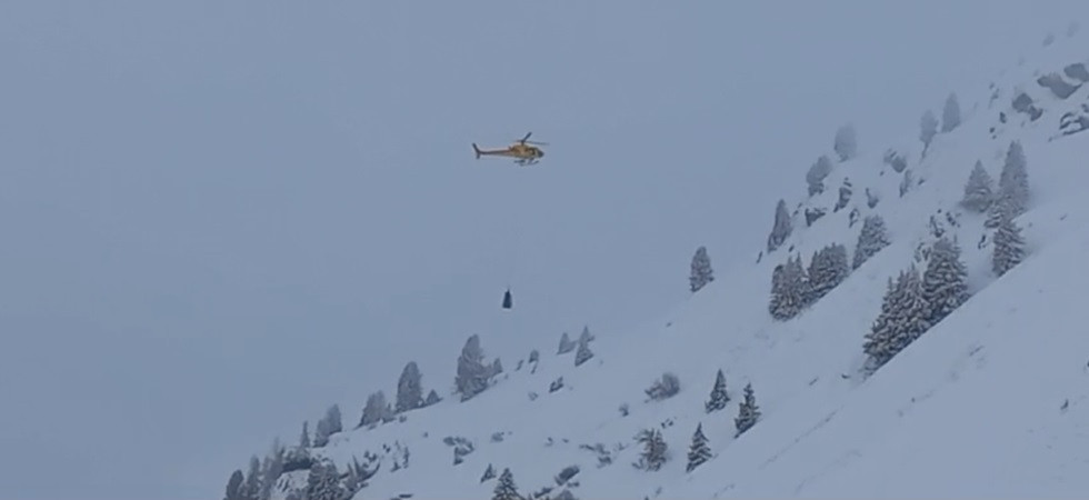Allarme valanghe, a Passo Fedaia esplosioni controllate per i distacchi delle masse di neve instabile
