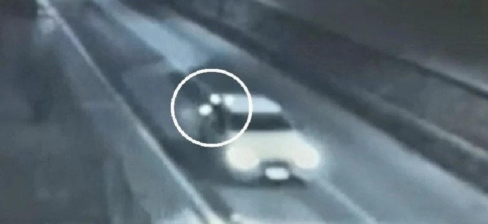Getta i sacchi dell'immondizia dall'auto, gli agenti di polizia riescono a individuarlo: 216 euro di sanzione