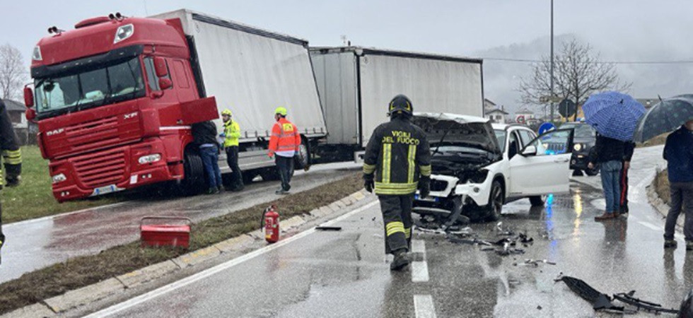 Schianto tra un mezzo pesante e due auto, momenti di paura lungo la Sp1: sul posto i vigili del fuoco