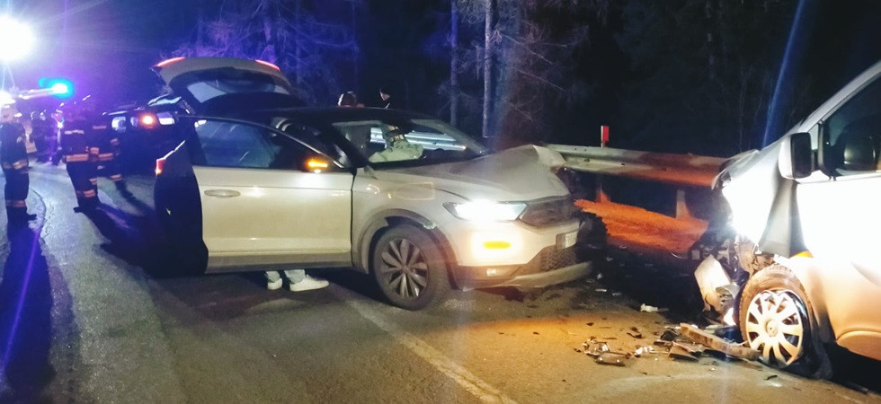 Schianto nella notte, coinvolti tre mezzi: un uomo e una donna trasportati in ospedale