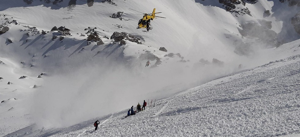 Valanghe in serie sulle montagne bellunesi: una scialpinista coinvolta è stata trascinata per 300 metri sul Cristallo