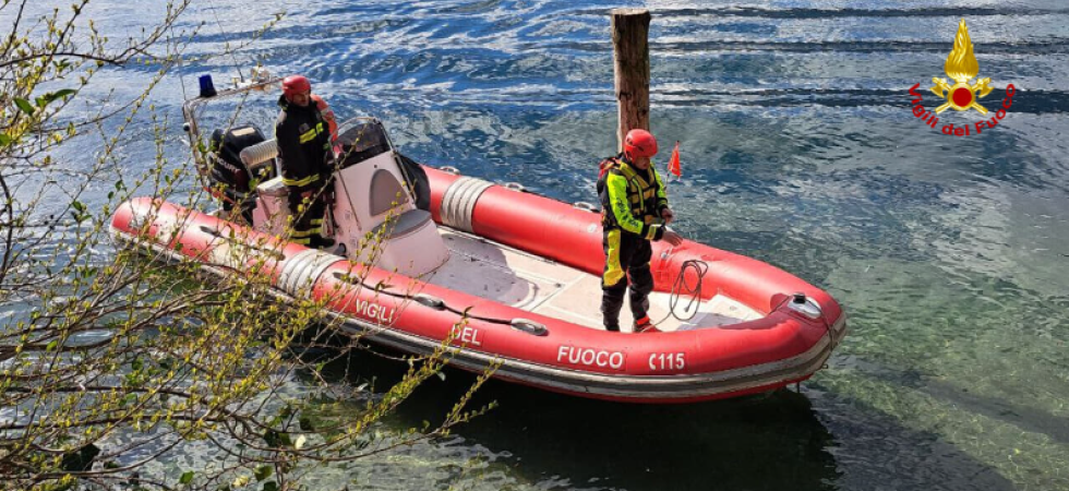 Cerca di riemergere dalle acque gelide del lago ma qualcosa va storto: soccorsi due sub in difficoltà