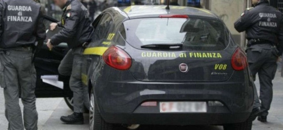 Foto d'archivio 'Laboratorio' tessile abusivo in un garage: beccati 5 lavoratori "in nero"