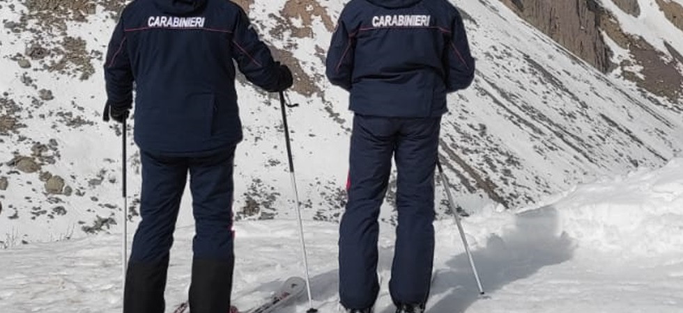 Decidono di fare un fuori pista con grado 3 di rischio slavine e senza dispositivi di sicurezza