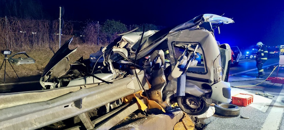 Perde il controllo del mezzo e si schianta contro il guard-rail, tremendo incidente all'alba: una persona è morta