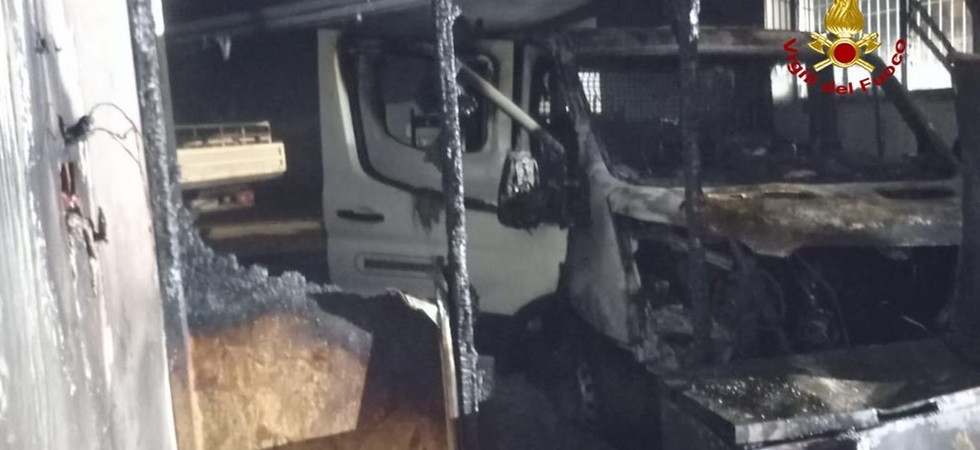 Le fiamme avvolgono il furgone, distrutto il deposito di un'azienda