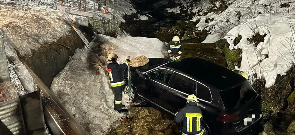 Neve e ghiaccio sulla strada, perde il controllo dell'auto e precipita in un torrente