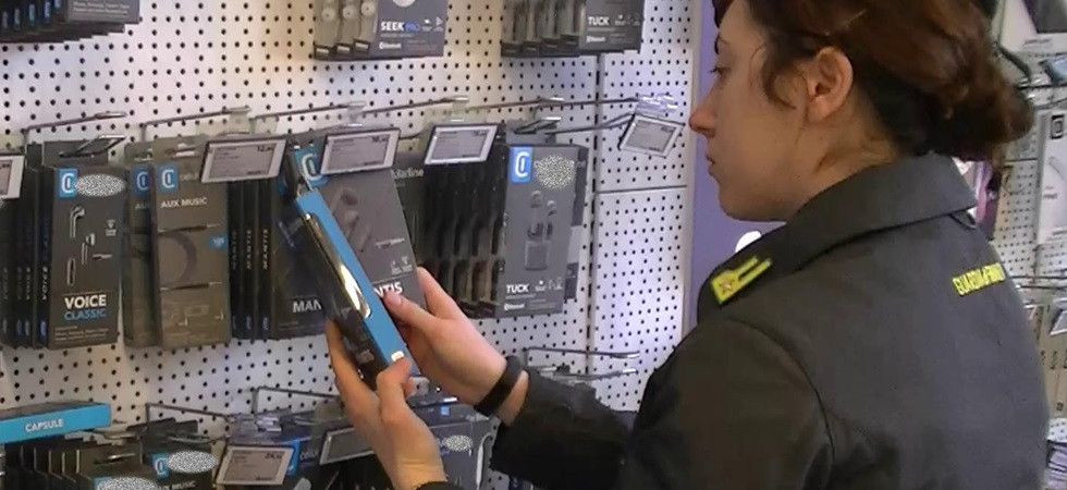 Cuffie, auricolari wireless e bluetooth non sicuri, la Finanza sequestra oltre 600 prodotti in un negozio