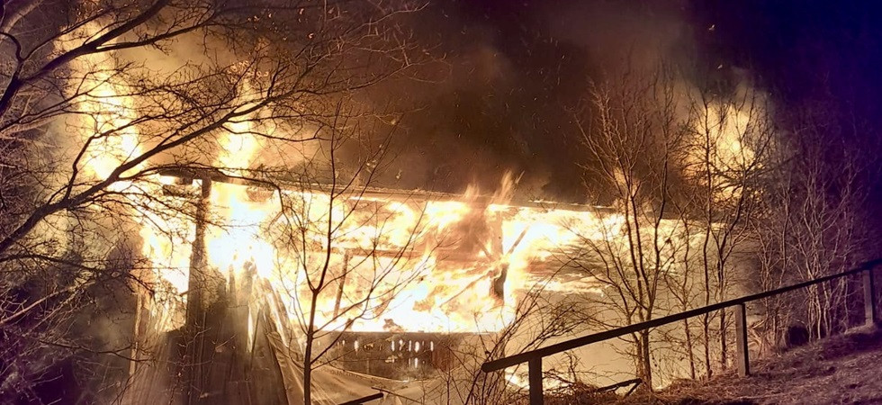 Le fiamme avvolgono e distruggono una vecchia casa: momenti di paura nella notte