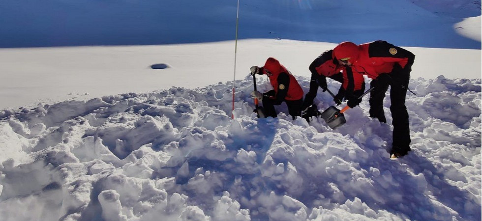 Travolti da una valanga, 3 scialpinisti soccorsi da altri 2 che si trovavano in zona