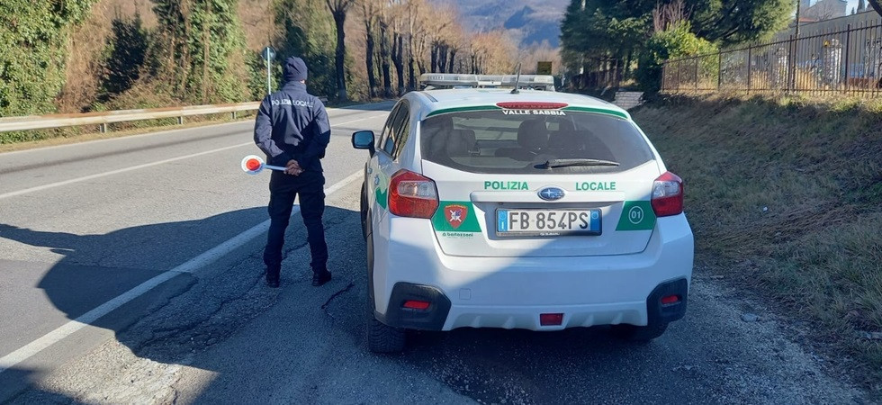 Non si ferma all'alt e scappa a folle velocità