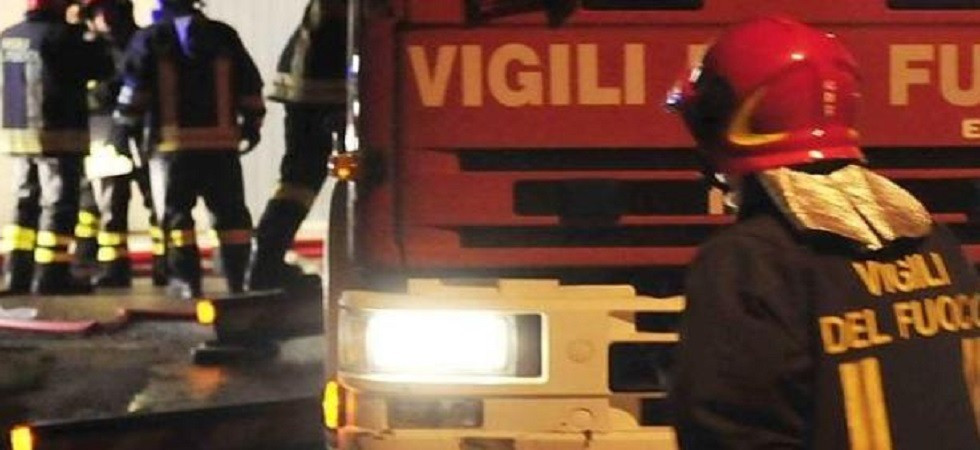 I sacchetti dell'immondizia prendono fuoco e la palazzina viene invasa dal fumo