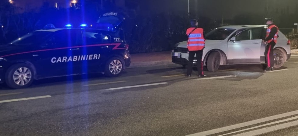 Tradito dall'odore della sostanza stupefacente che proveniva dall'auto, nei guai un 32enne