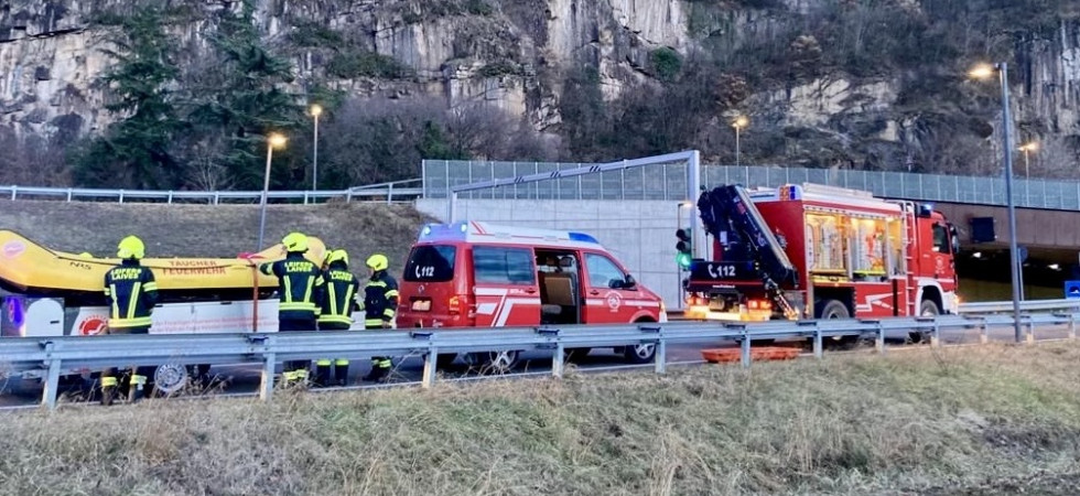 Cade in un corso d'acqua e rischia di annegare, momenti di paura per una persona: vigili del fuoco in azione