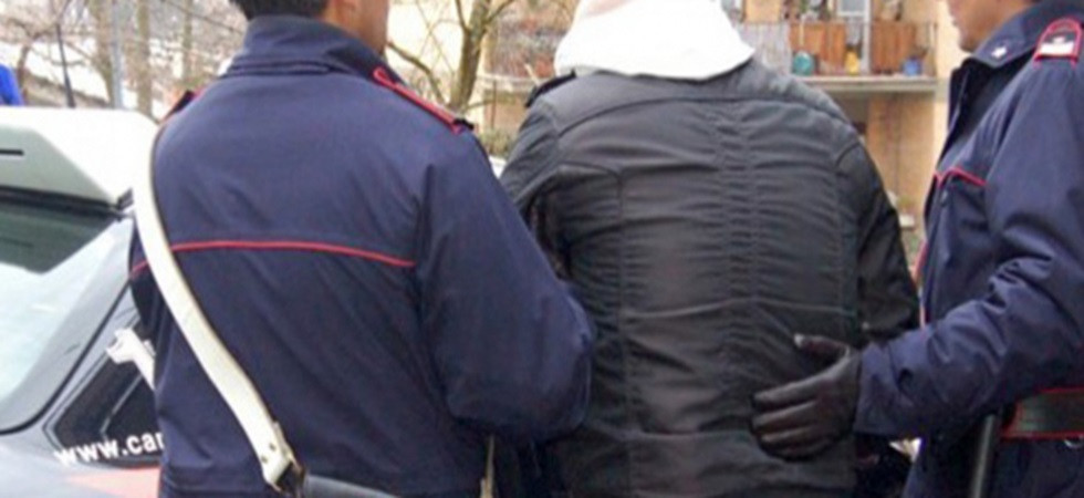 Trasforma un appartamento in un punto per lo spaccio, 58enne arrestato dai carabinieri