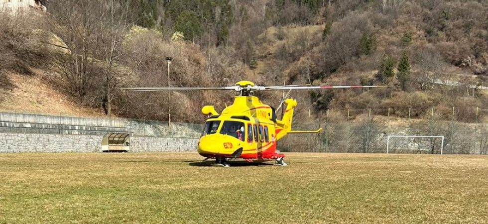 Cade al suolo da diversi metri durante dei lavori in giardino e sbatte la testa: elitrasportato in ospedale un 65enne