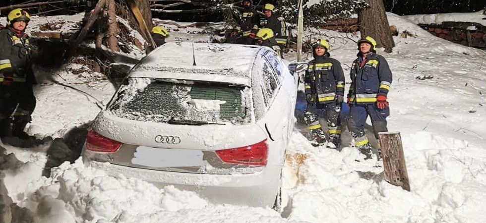Perde il controllo dell'auto, finisce fuori strada e rimane bloccato nella neve nel cuore della notte