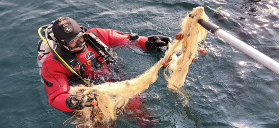 Rete fantasma di 50 metri recuperata nel Garda, è di un pescatore professionista