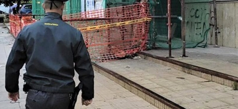 Materiale pericoloso e scarti edilizi abbandonati, nei guai un'azienda edile: 16 sacchi posti sotto sequestro