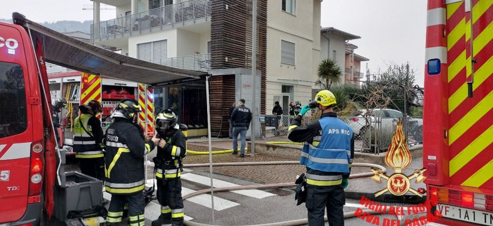 Le fiamme divampano da una palazzina