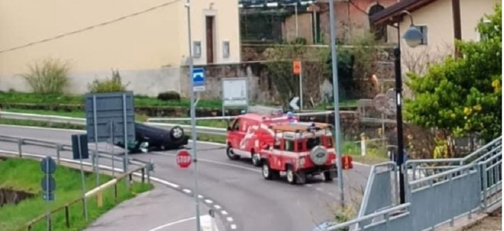 Perde il controllo dell'auto in curva e la macchina si cappotta, un 24enne trasportato all'ospedale