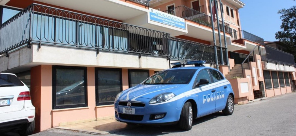 Fugge in auto a folle velocità dall'alt delle forze dell'ordine