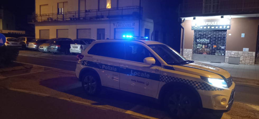 Urta una donna con l'auto e scappa