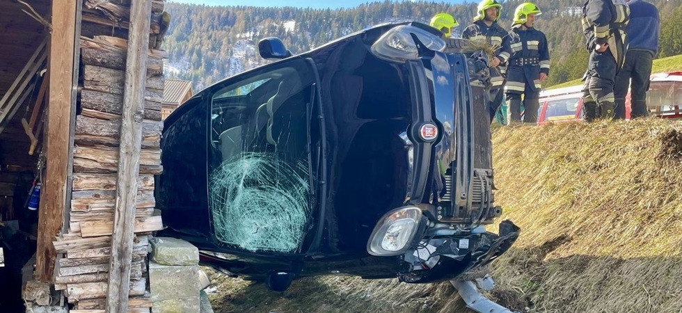 Sfonda il guard rail, esce di strada e si ribalta contro la parete di un fienile: vigili del fuoco in azione