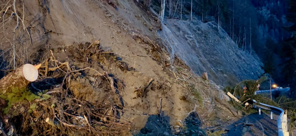 Ancora una frana, fango, massi e tronchi invadono la carreggiata: chiusa la Sp 9 della Val d'Ultimo