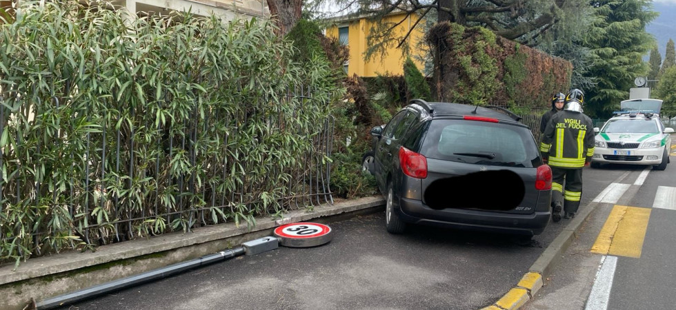 Esce di strada, abbatte una recinzione e finisce con l'auto nel giardino di una casa