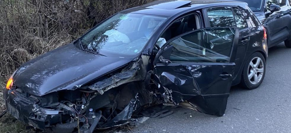 Violento schianto fra tre auto, due persone ferite: sul posto i vigili del fuoco e le forze dell'ordine