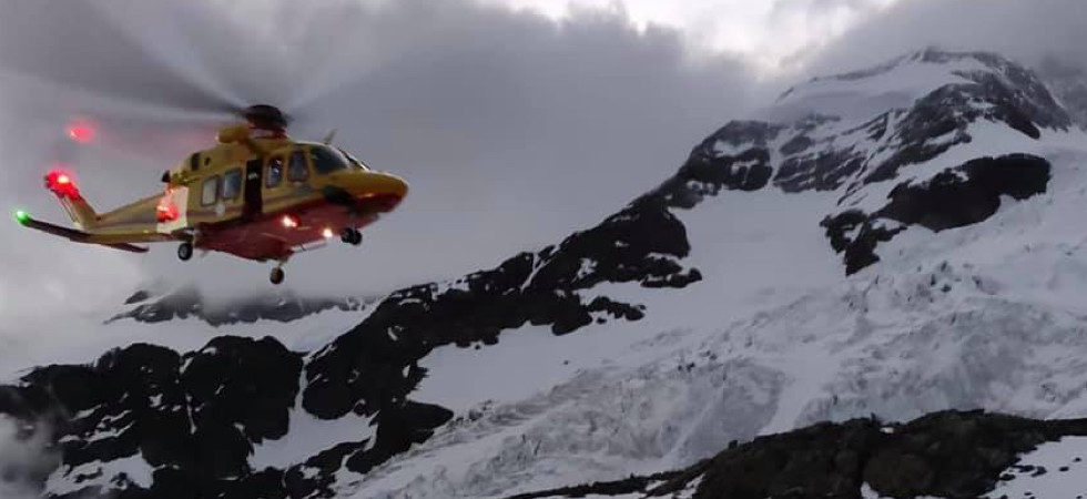 Foto d'archivio Tragedia in montagna, cede l'ancoraggio e un alpinista precipita per decine di metri nel vuoto: muore un 50enne