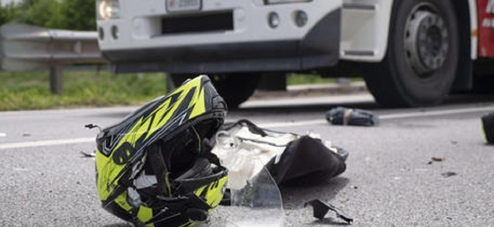 Perde il controllo della moto in curva e si schianta sull'asfalto, un 23enne trasportato all'ospedale