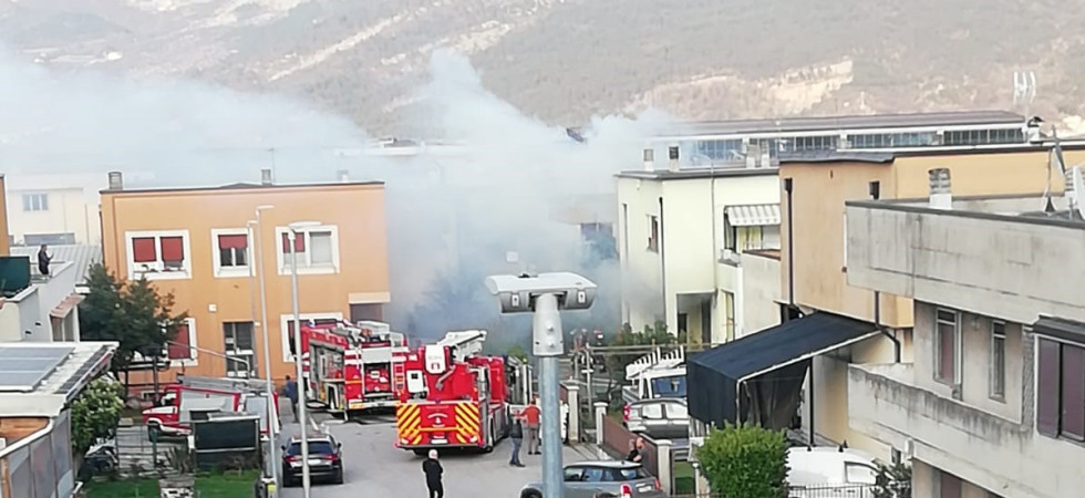 Allarme incendio in un'officina meccanica: una nube di fumo si alza in cielo