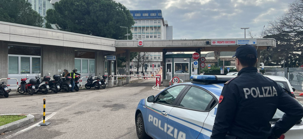 Paura in ospedale, rifiuta l'analisi delle urine per verificare l’abuso di droghe e aggredisce il personale medico