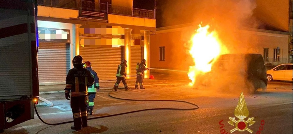 Esce fumo dal motore mentre guida e divampa il fuoco, le fiamme distruggono un furgone