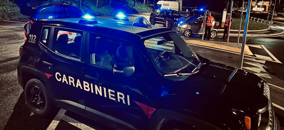 Girano in auto con arnesi da scasso nascosti nel portabagagli: denunciato il conducente