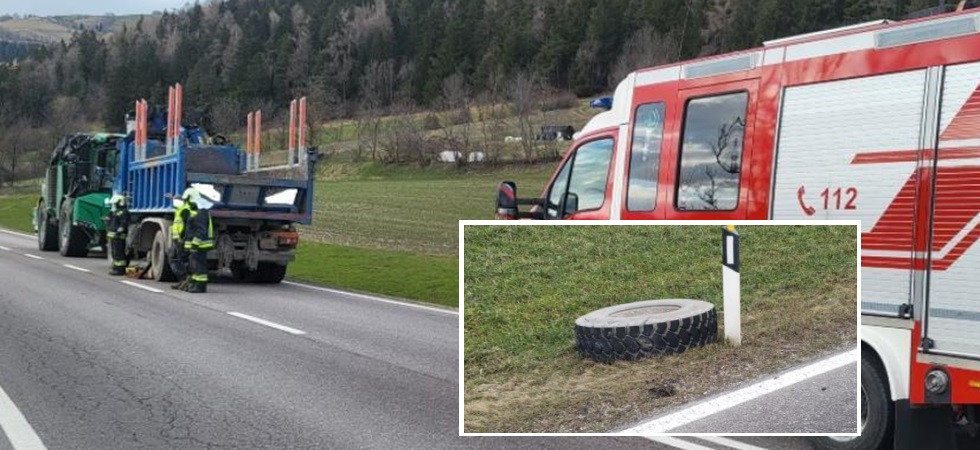 Camion perde due ruote e una finisce contro un altro mezzo, vigili del fuoco sul posto