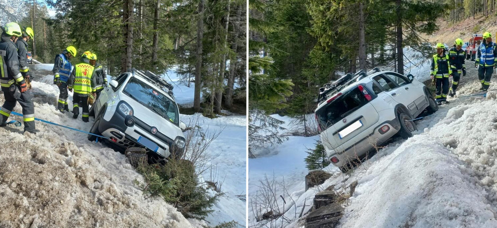 L'auto finisce fuori strada e si ferma, in bilico, lungo il pendio innevato