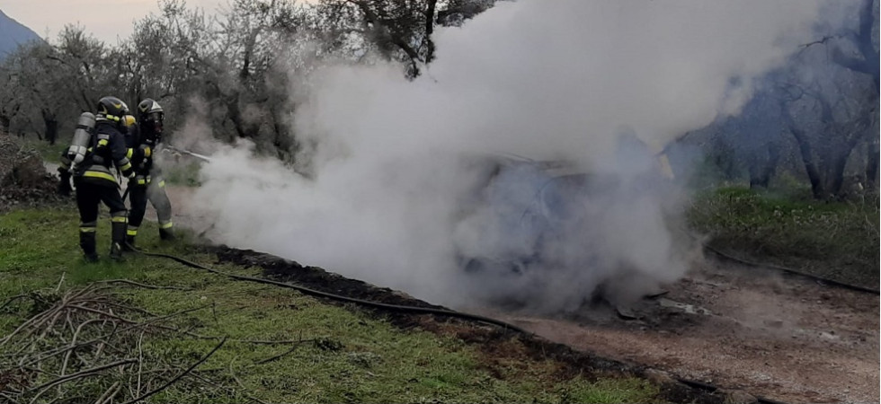 Parcheggia l'auto nell'olivaia e il mezzo viene distrutto dalle fiamme, intervento in massa dei vigili del fuoco